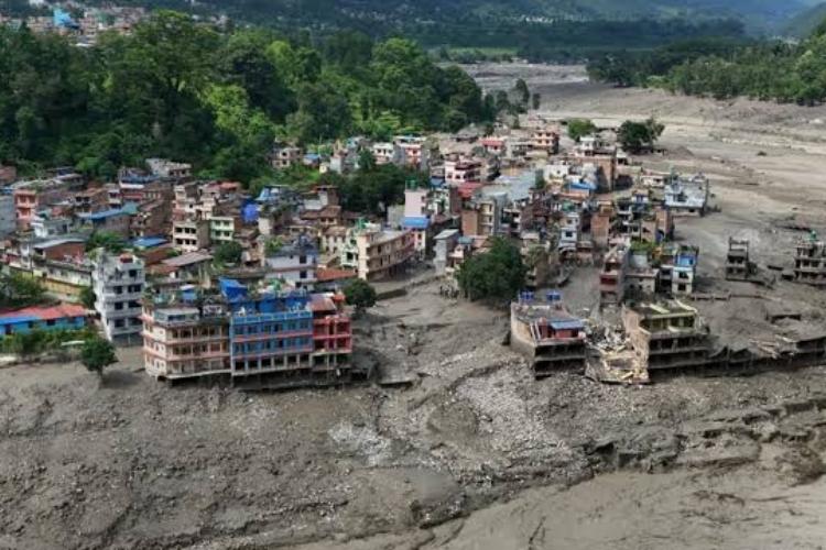 Inundaciones en Nepal dejan casi 400 desaparecidos