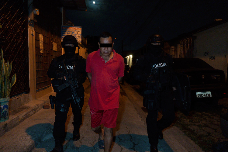 Detienen en Ecuador a dos mexicanos del CJNG con una tonelada de droga