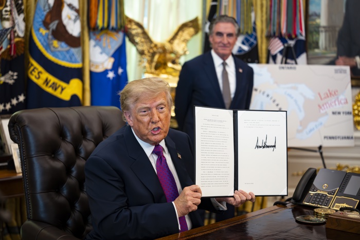 Trump firma el cambio oficial del nombre del lago Ontario a lago América