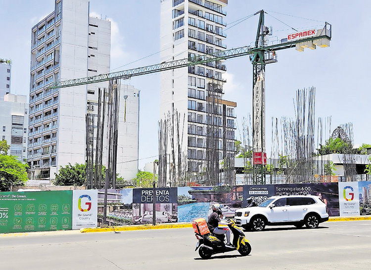 Expulsa vivienda vertical a tapatíos