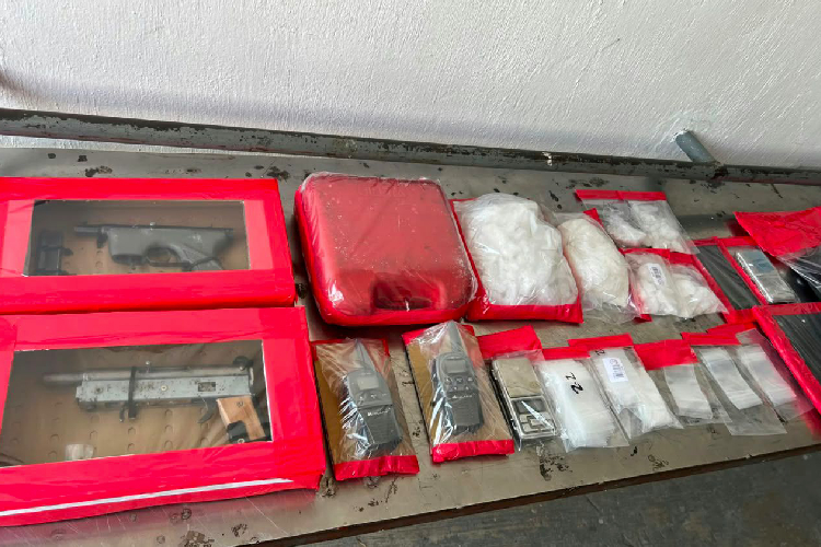 Detienen a cuatro personas con armas y más de 1.5 kilos de cristal en Tlaquepaque