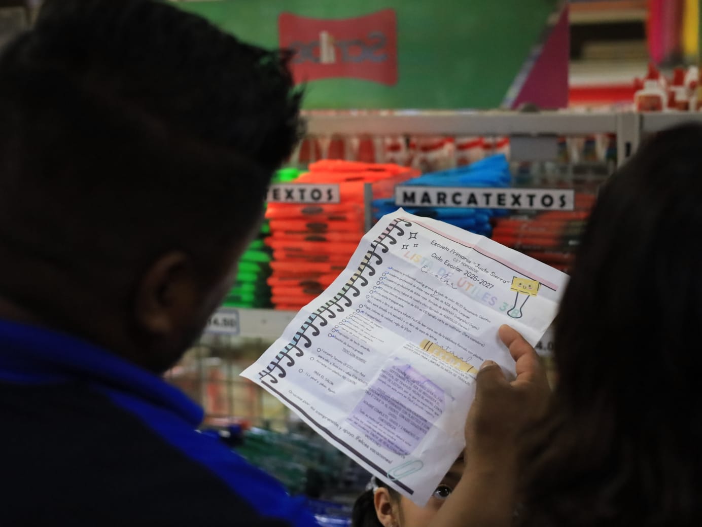 Padres de familia enfrentan filas y gastos extras por regreso a clases 