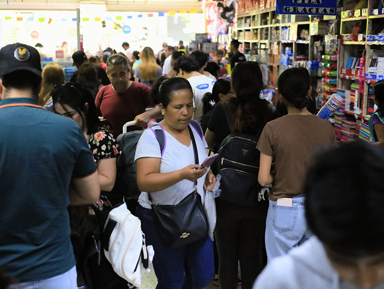 Reina el caos en papelerías