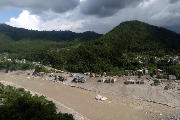 Nepal eleva a mil 924 los desaparecidos por desbordamiento; Buscan a más de 600 turistas