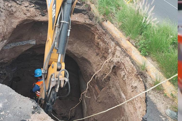 Reparan socavón en avenida Enrique Díaz de León