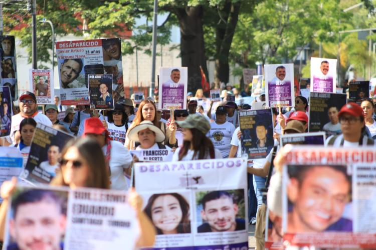 Miles de personas marchan en Guadalajara por los desaparecidos