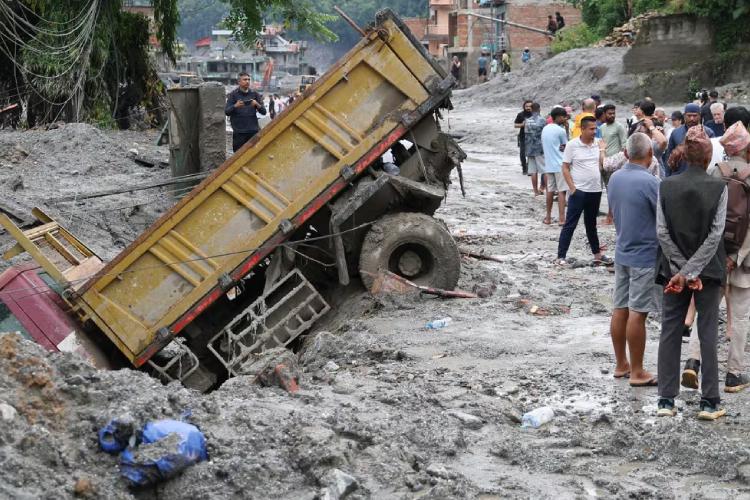 Van 804 muertos y más de 3 mil desaparecidos por riada en Nepal
