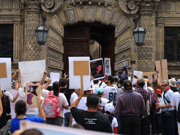 Marchan familias contra la impunidad en desapariciones