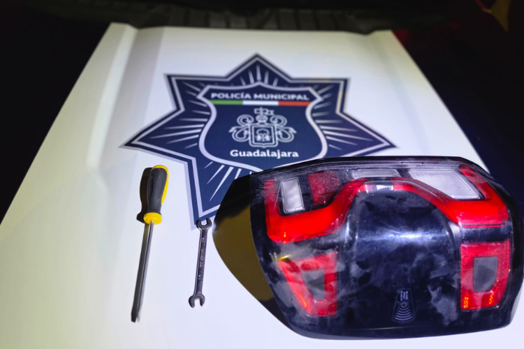 Detienen a motociclista por robo de autopartes en la colonia Analco
