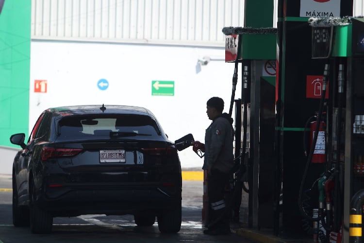 Sheinbaum y gasolineros pactan tope de 27 pesos por litro de diésel