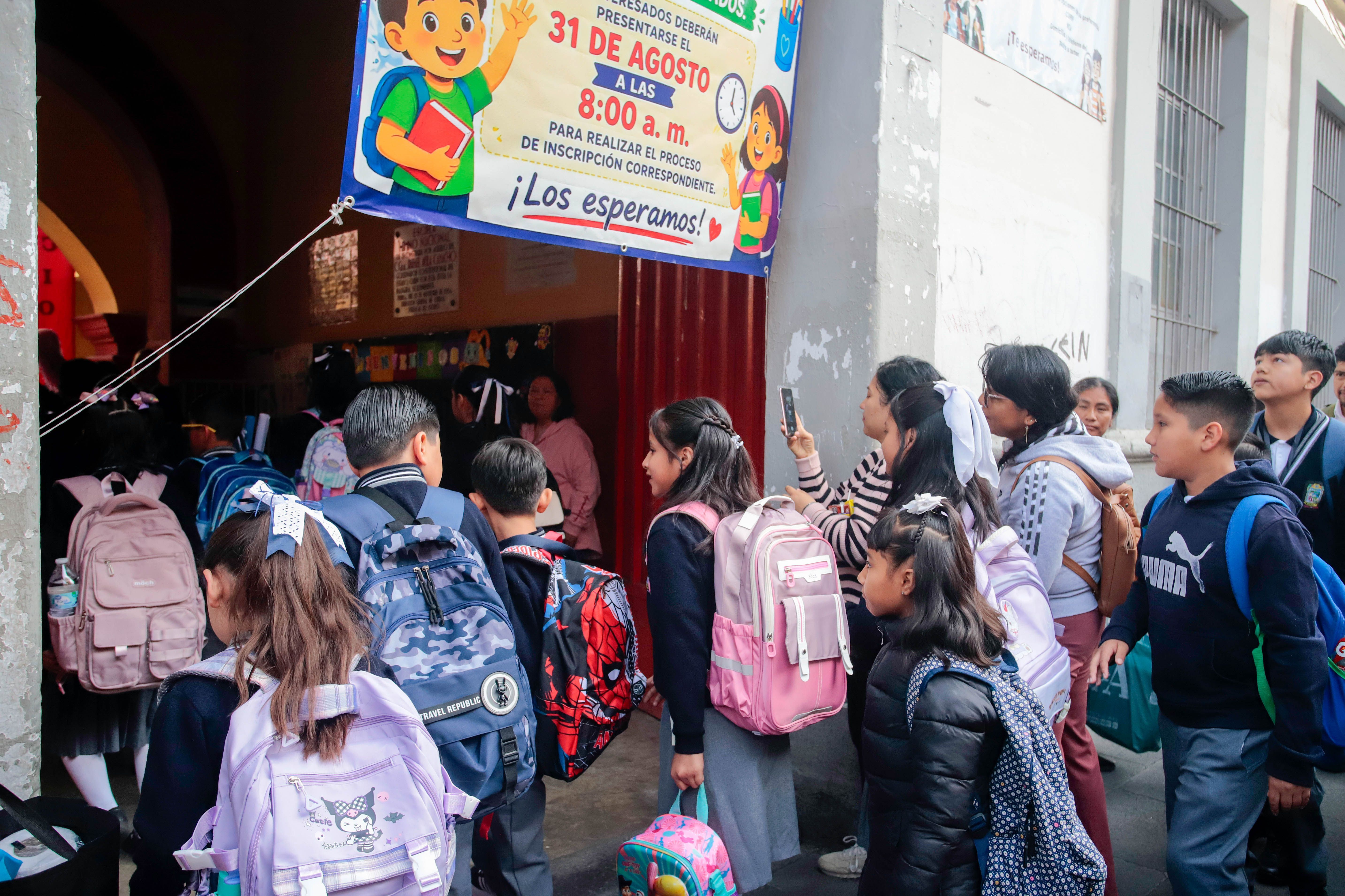 Maestros están a favor de regular el uso de celulares en las aulas