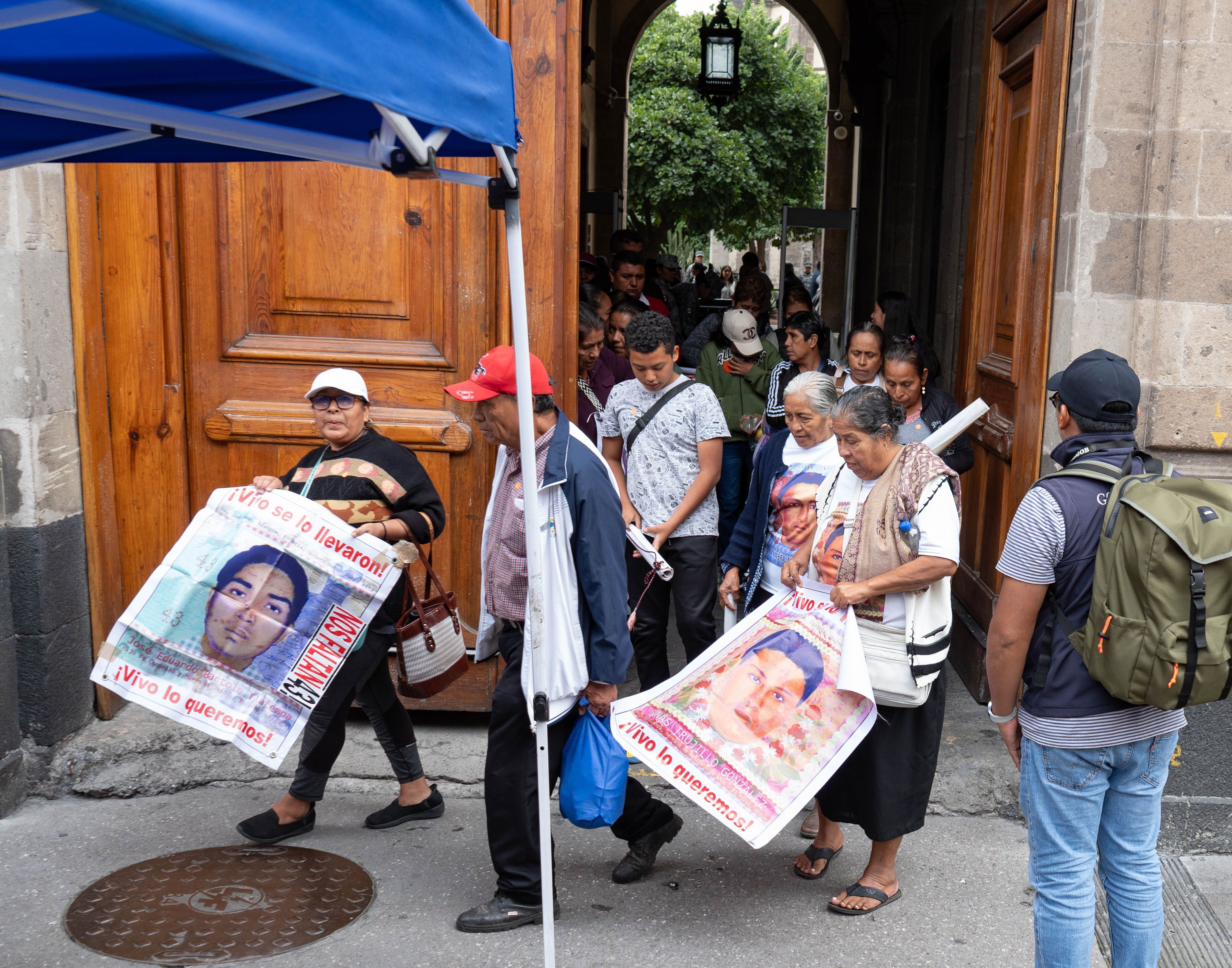 Padres de los 43 de Ayotzinapa exigen reactivar investigación y regreso del GIEI