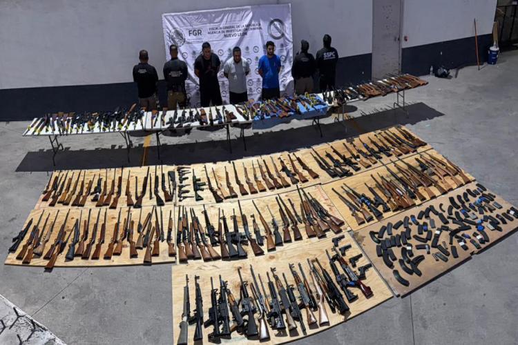 Detienen en Nuevo León a tres personas con arsenal de 210 armas
