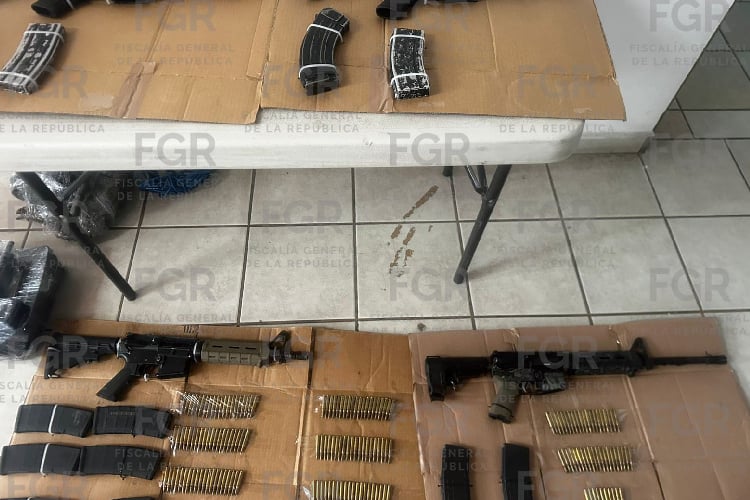 Aseguran armas en vehículo abandonado en Lagos de Moreno