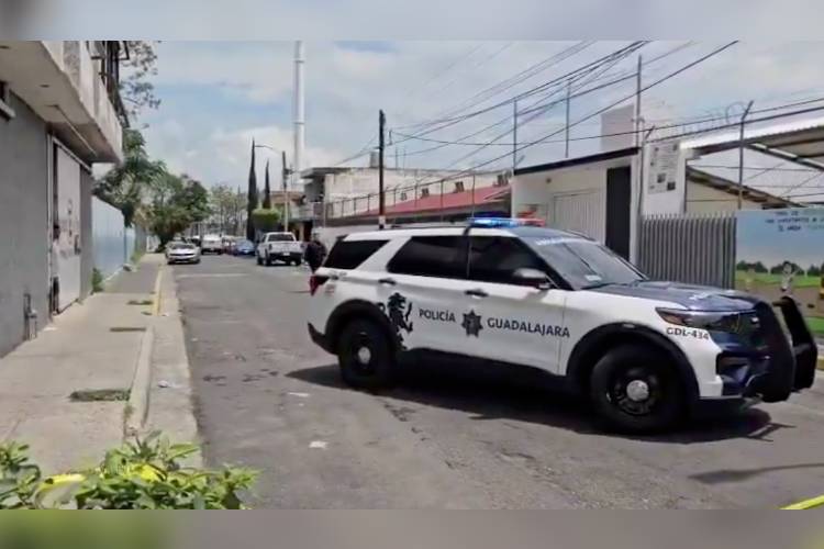 Asesinan a hombre afuera de un jardín de niños en Guadalajara