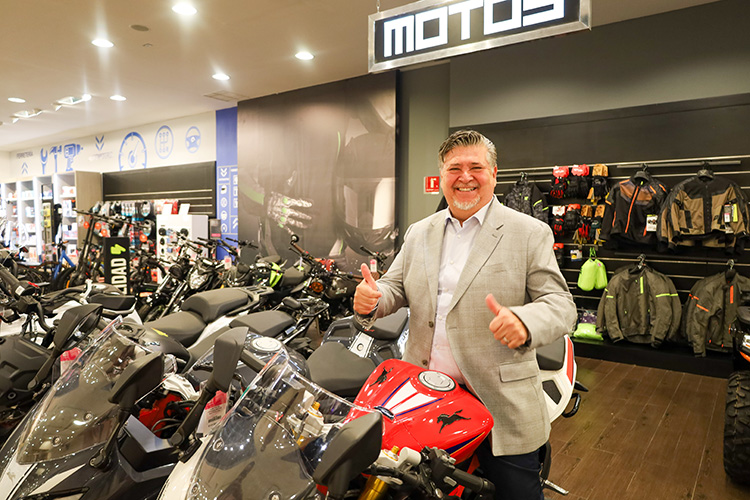 Liverpool y Suburbia podrán emplacar motocicletas desde sus tiendas