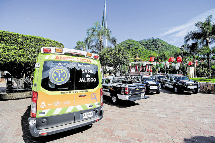Entregan patrullas y ambulancias a municipios