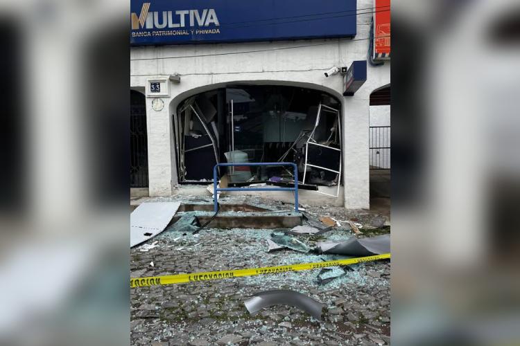 Delincuentes arrancan un cajero y dañan otro en Ajijic