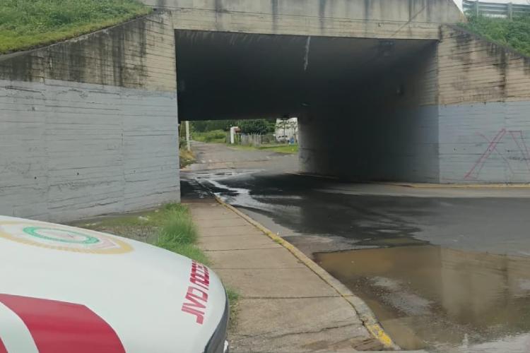 Lluvias provocan encharcamientos y dejan un vehículo varado en Tonalá