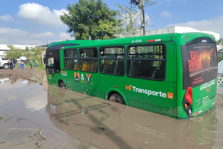 Rescatan a 20 pasajeros atrapados en camión por agua y lodo en Tlaquepaque