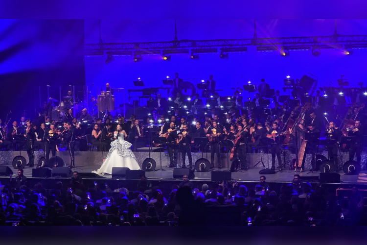Con sinfónica, Natalia Jiménez lleva al punto más alto el Encuentro del Mariachi