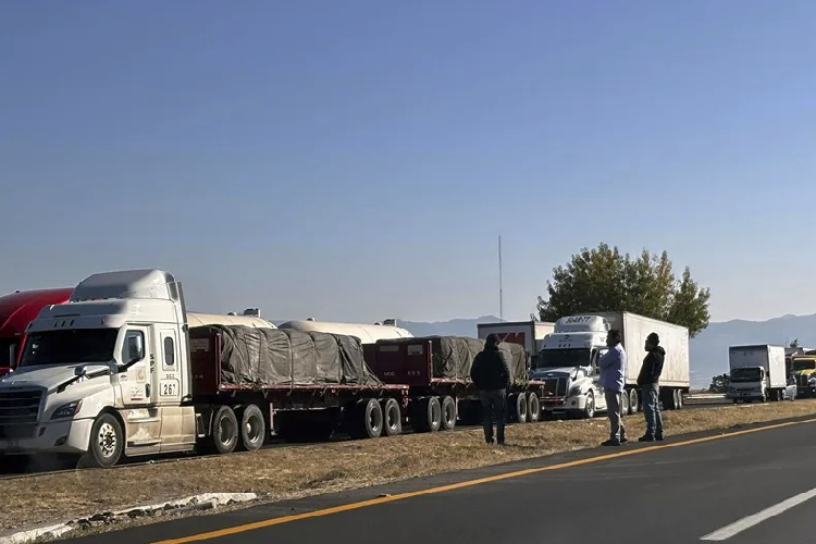 Transportistas bloquean ocho aduanas fronterizas por retiro masivo de visas y licencias por parte de EUA