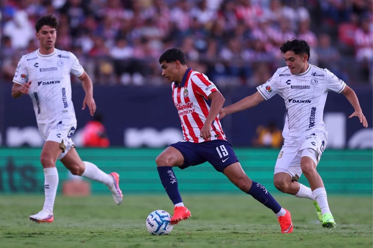 Chivas golea 3-0 a San Luis
