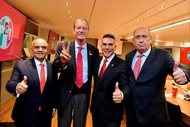 Vicente Fox visita la sede del PRI