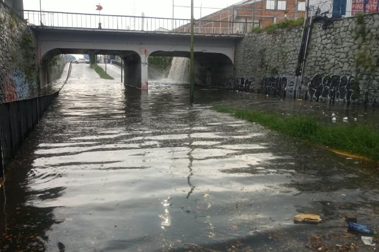 Inundaciones provocan cierres viales en Guadalajara