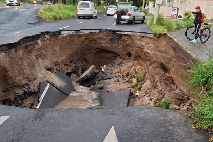 Tormenta provoca inundaciones y cierre de vialidades en la ZMG