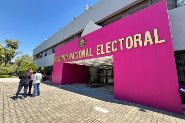 Sheinbaum defiende al INE ante alertas de Gustavo Petro