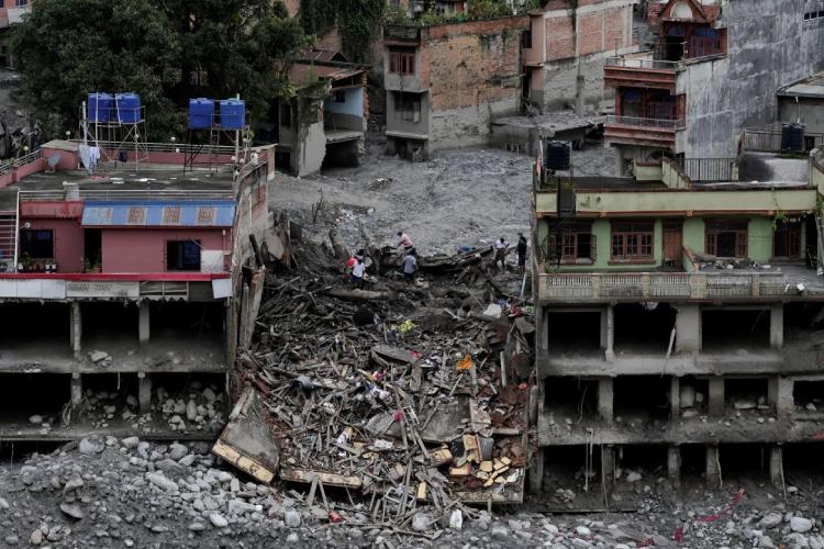 Nepal suma más de mil 300 muertos por riadas