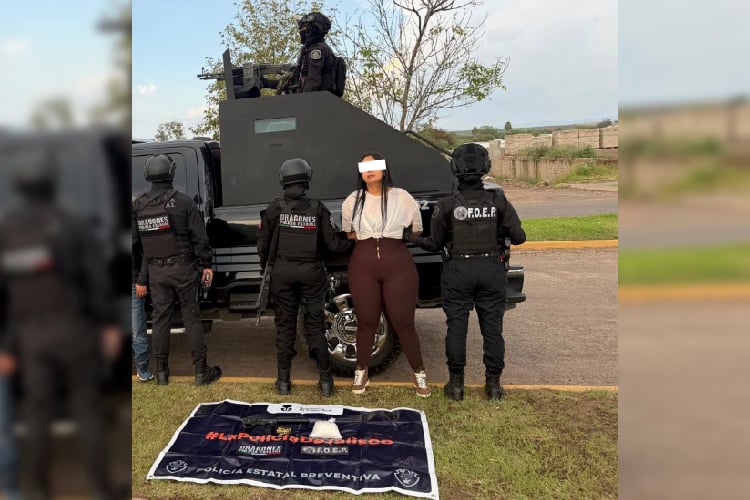 Vinculan a mujer detenida con metanfetamina y un arma en El Salto