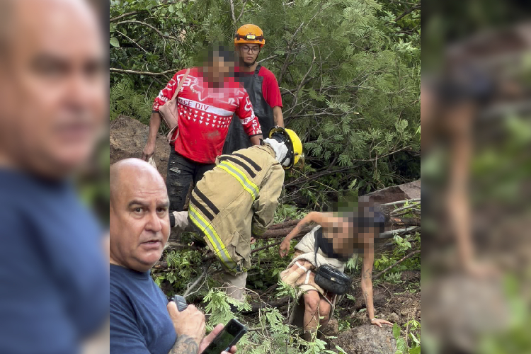 Rescatan a 16 personas atrapadas en Barranca de Colimilla