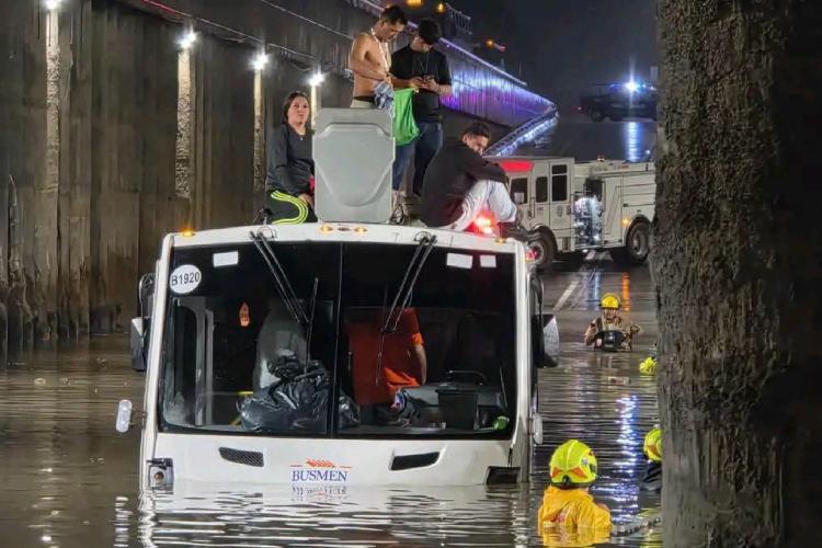Rescatan a 34 trabajadores atrapados en camión por inundación en Zapopan