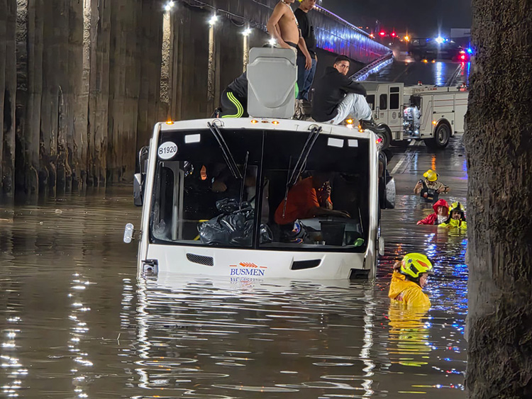 Rescatan a 37 trabajadores tras inundación