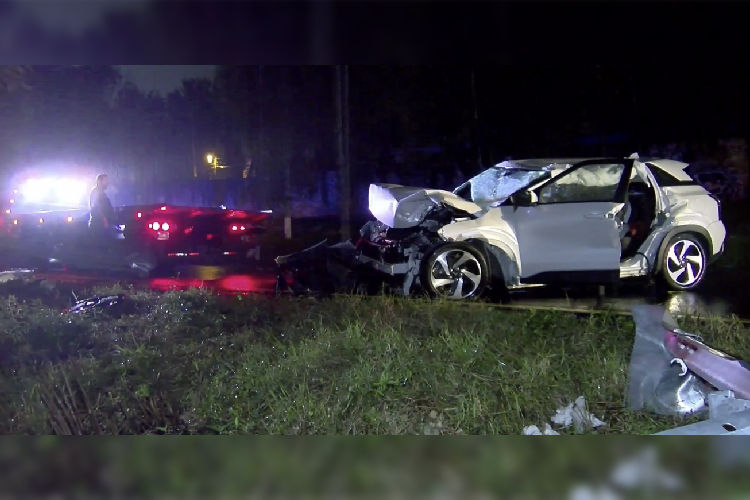 Muere prensado tras estrellarse contra valla de contención en Zapopan