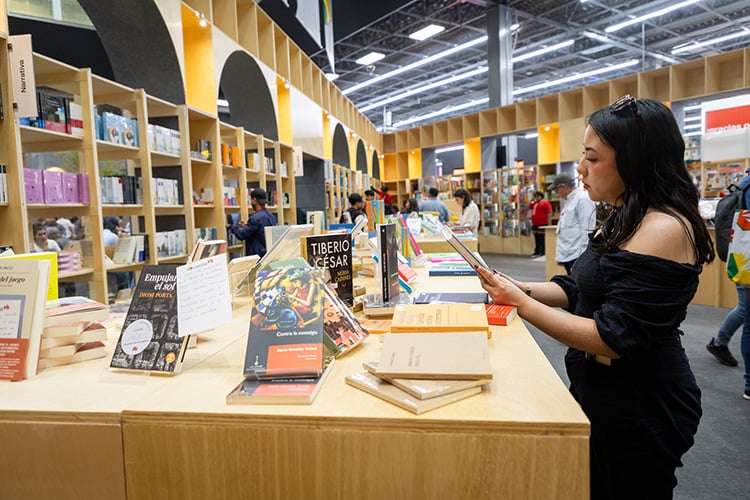 FIL celebra 40 años con sus lectores