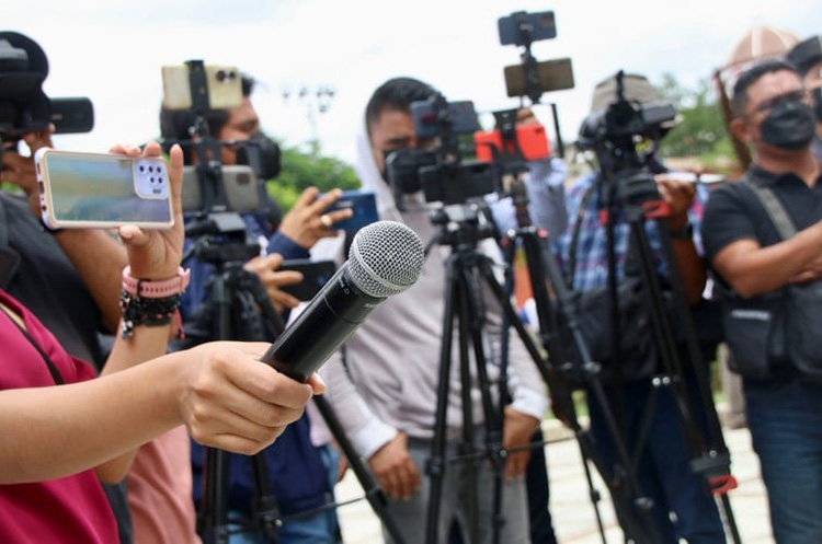 Periodistas ven una simulación de transparencia 