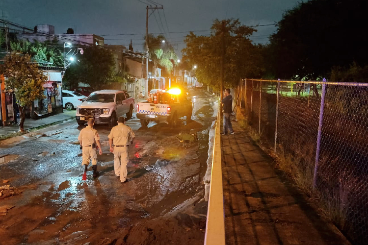 Desbordamiento de arroyos deja 12 viviendas afectadas y tres autos arrastrados en Zapopan