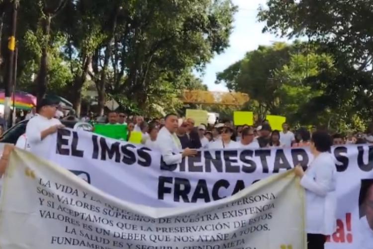 Marchan trabajadores de salud en Xalapa por falta de medicamentos