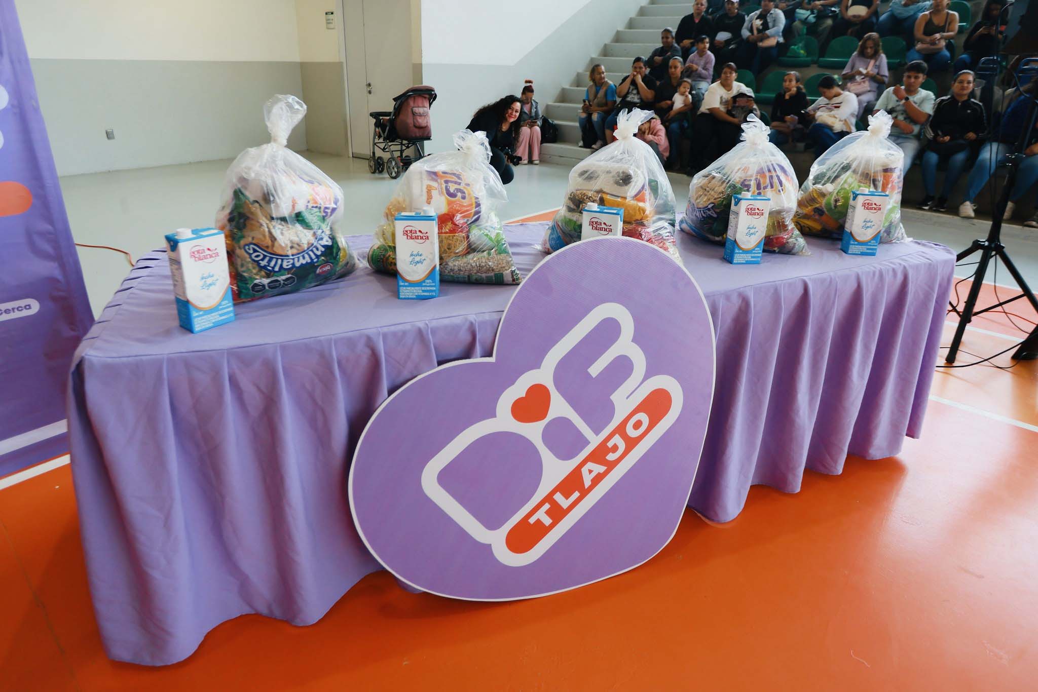 Reparten mil 800 despensas a familias de Tlajomulco