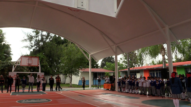 Entregan lonaria y rehabilitan áreas deportivas en primaria de Tlajomulco