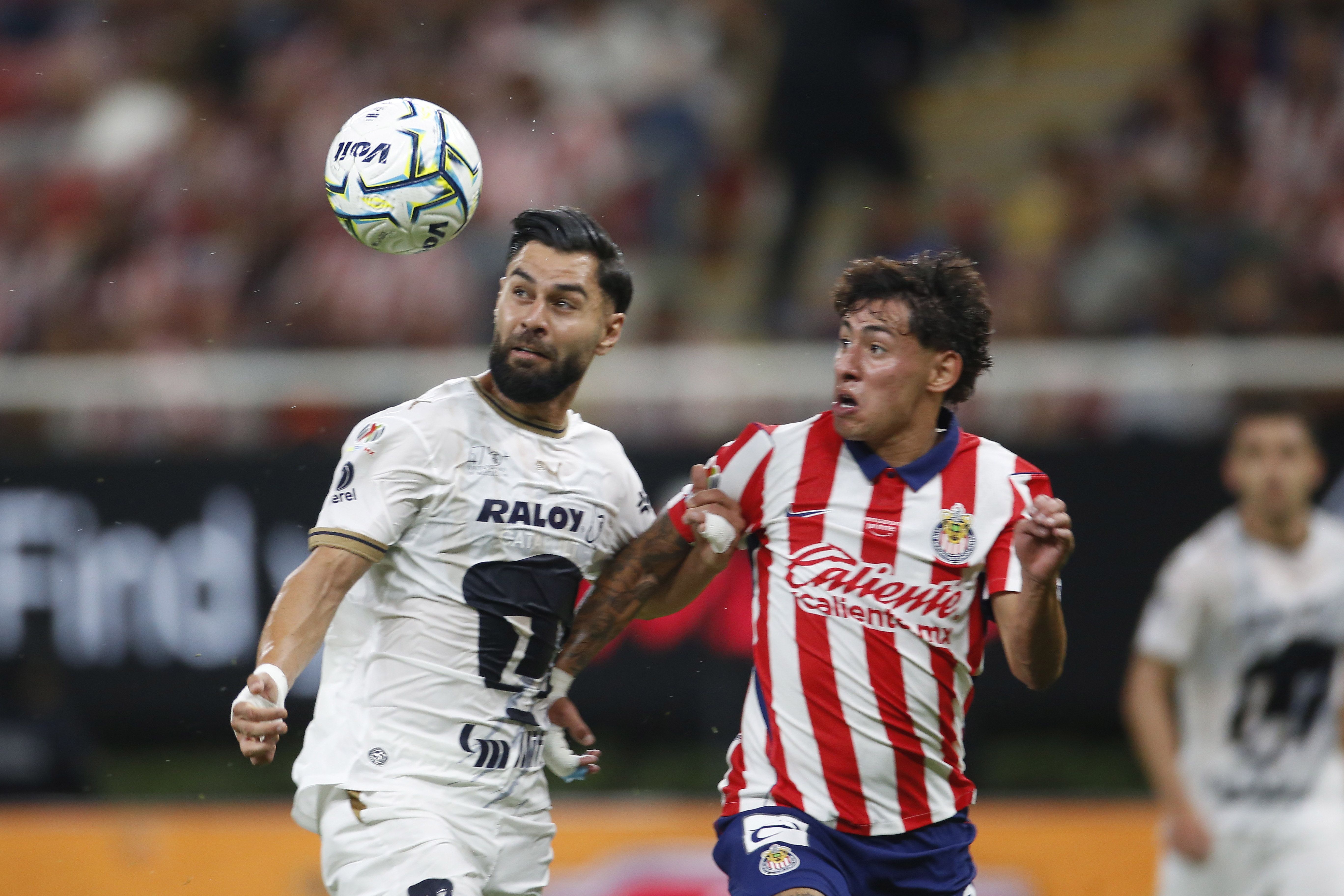 Chivas golea a Pumas y toma el liderato de la Liga MX