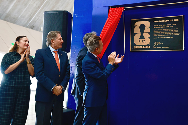 Develan placa del Mundial 2026 en el Akron