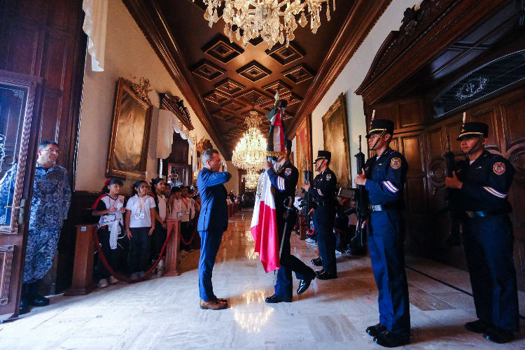 Pablo Lemus encabeza Izamiento de la Bandera