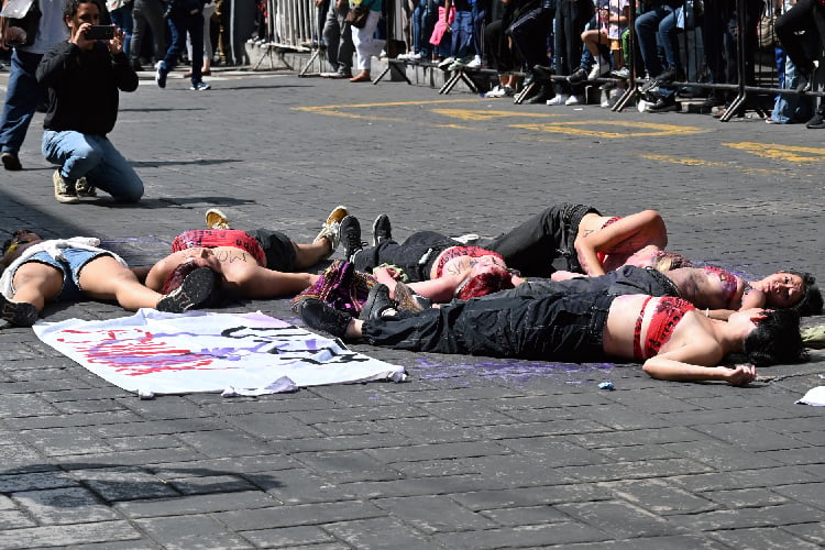 Irrumpen desfile en Cuernavaca para exigir justicia por feminicidio de alumna de la UAEM