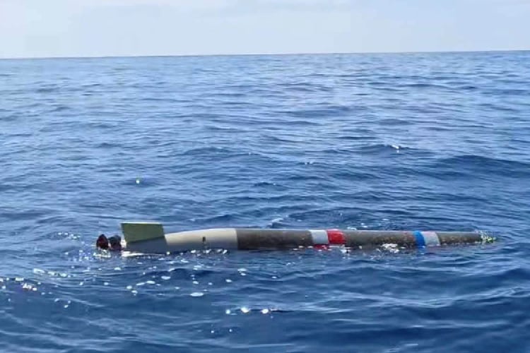 Agentes de la Semar aseguran torpedo inerte reportado por pescadores en Ensenada