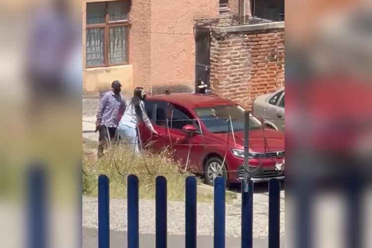 Sujetos armados disparan contra auto frente a Prepa 6 y provocan movilización policiaca