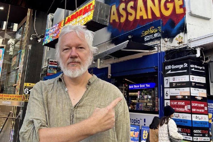 Julian Assange confirma su regreso a X con la publicación 'I'm back'